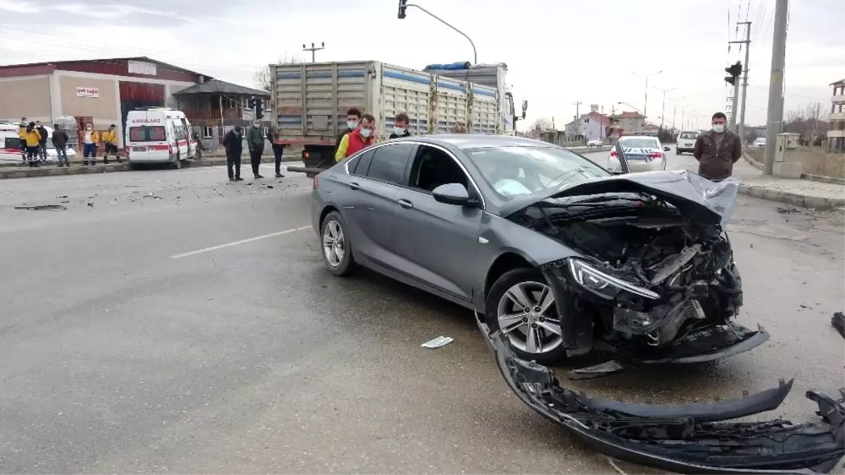 Ambulans ile otomobilin çarpışmasında 4 kişi yaralandı