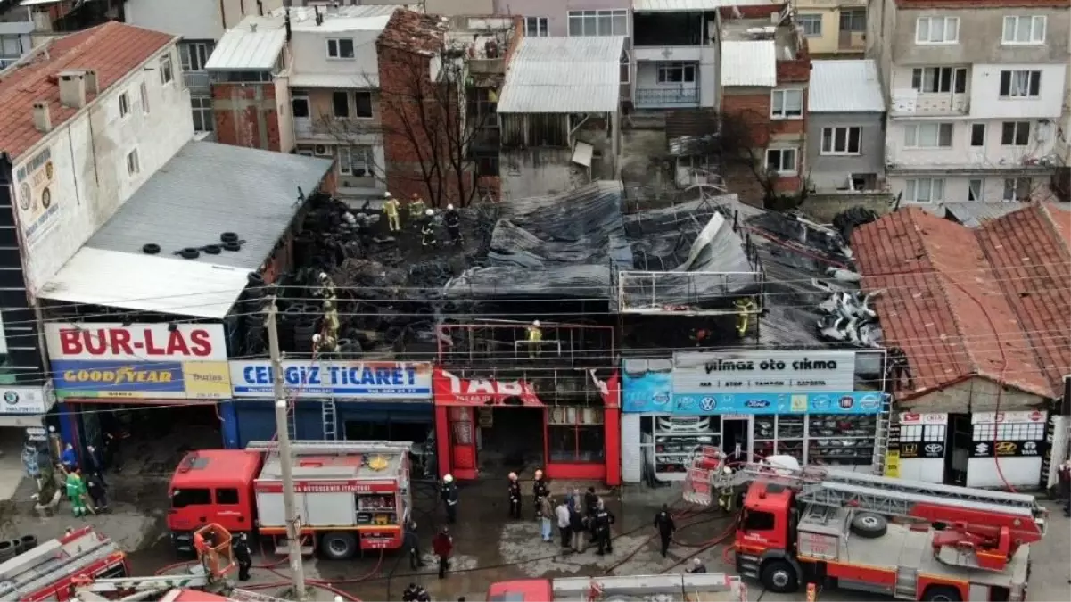 Bursa\'da lastikçide çıkan yangın korkuttu... Alevler böyle görüntülendi