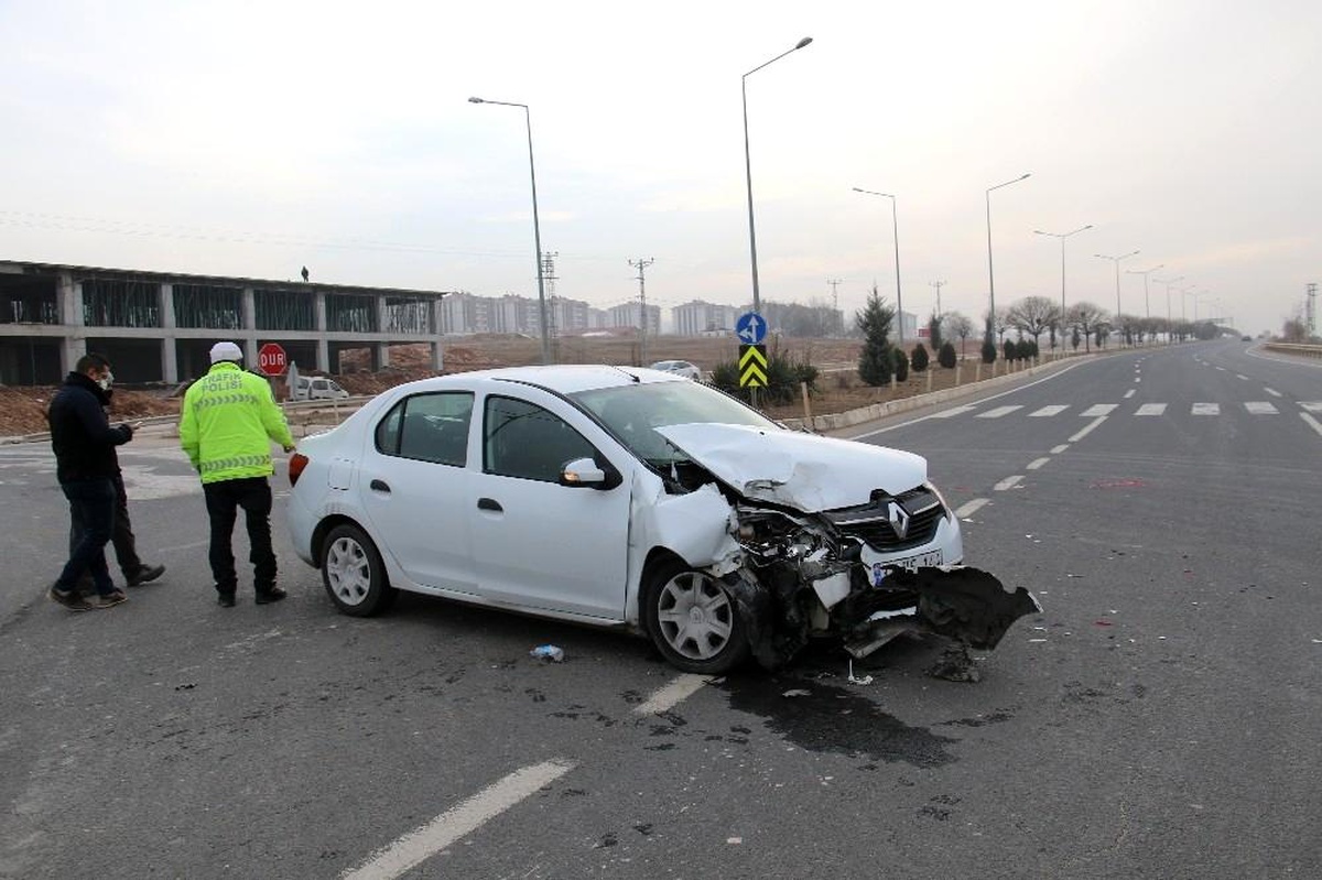 Elazığ otomobil ile transit çarpıştı: 3 yaralı