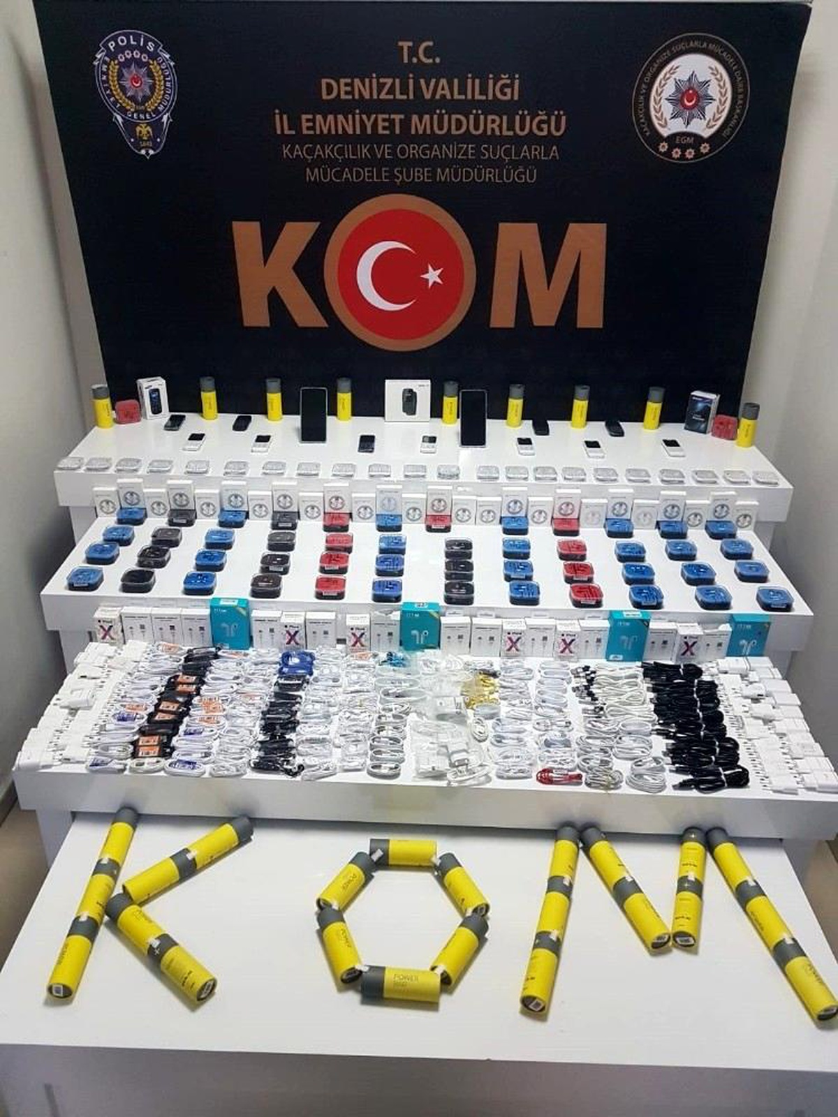 Kaçak ürünler ile beraber yakalandılar