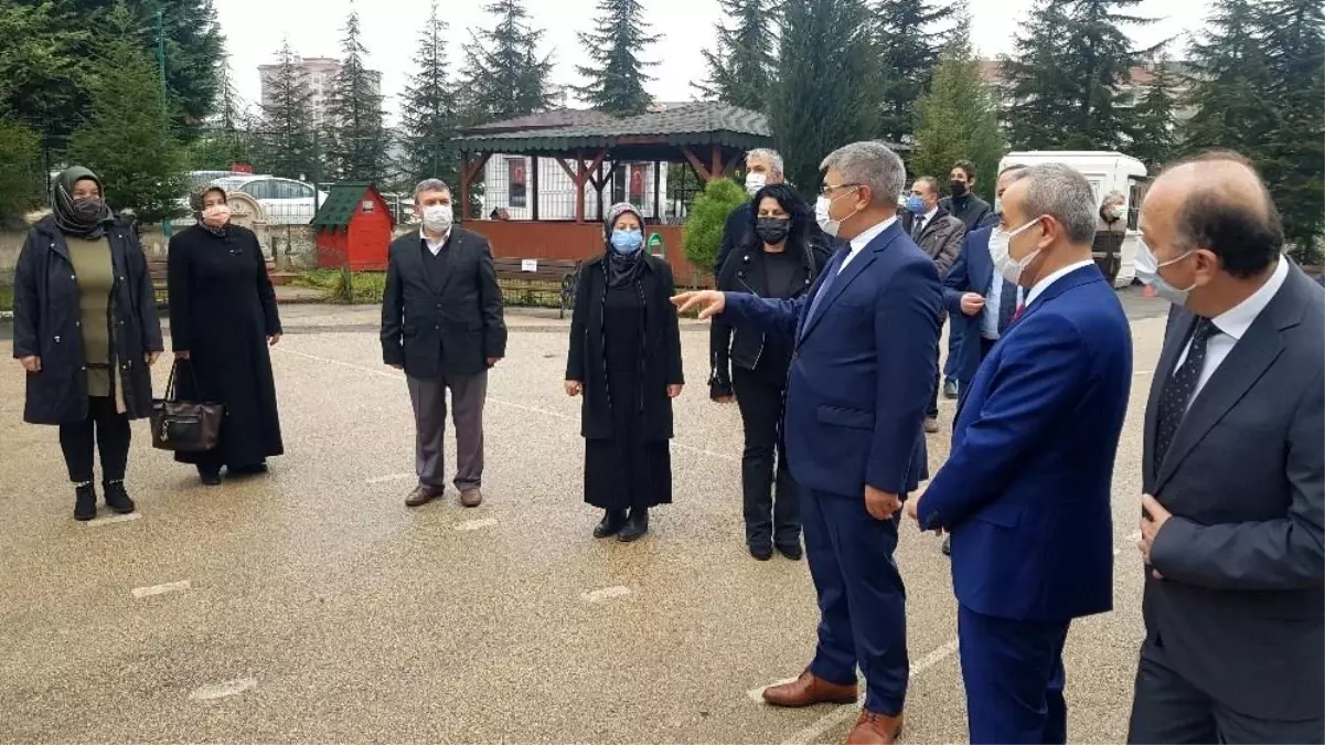 Son dakika... Okul bahçelerinde İstiklal Marşı sesi yükseldi
