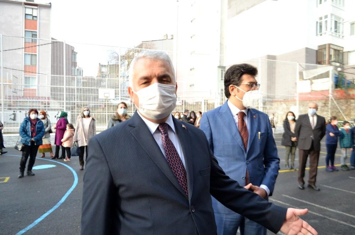 Okulda bayrak törenine katılan Vali: "Bu yalnızlık bizi hüzünlendiriyor"