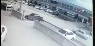 Otomobil ile motosiklet böyle çarpıştı... Metrelerce havalanan sürücü yere çakıldı