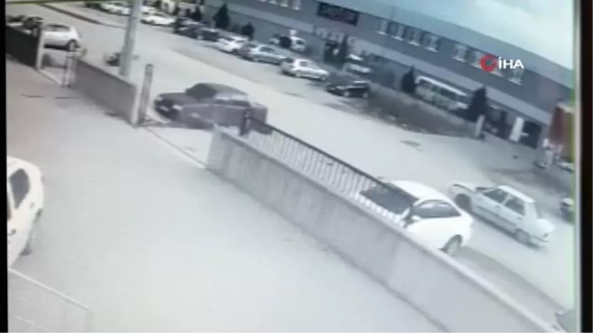 Otomobil ile motosiklet böyle çarpıştı... Metrelerce havalanan sürücü yere çakıldı
