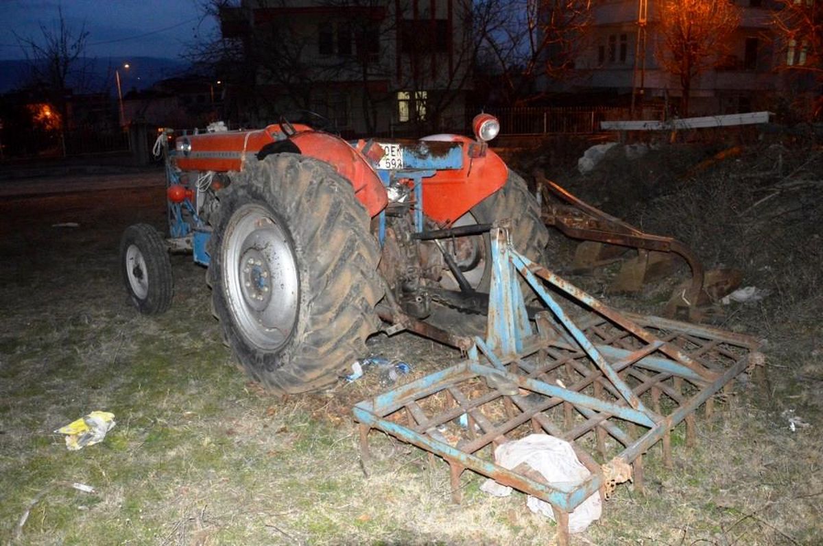 Traktörüne tırmık takmak isterken canından oldu