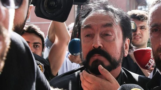 1075 yıl hapse mahkum edilen Adnan Oktar cezaevine götürülürken gözyaşlarına boğuldu