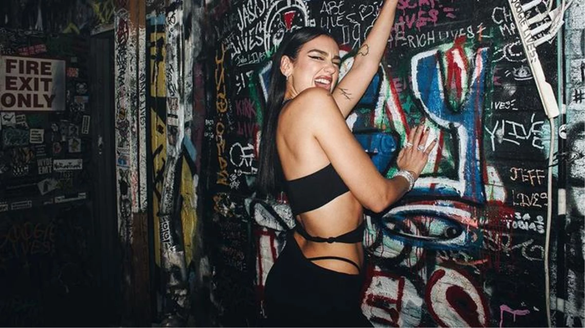 Dünyaca ünlü şarkıcı Dua Lipa\'nın olay kıyafeti, takipçilerini ikiye böldü