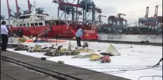 Endonezya'da düşen yolcu uçağına ait parçalar inceleniyor