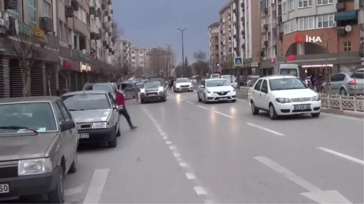 İnegöl'de şiddetli lodos etkili oluyor