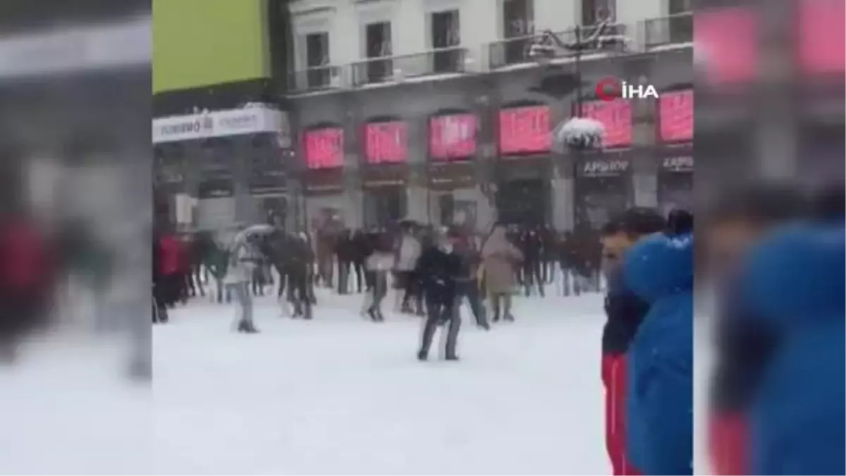 İspanyollar yoğun kar yağışını eğlenceye çevirdiAracın arkasına bağladığı halatla kayak yaptı