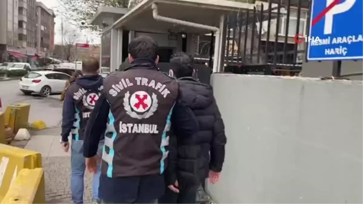 Son dakika haber | Kadıköy\'de değnekçilik yapan 3 şahıs yakalandı