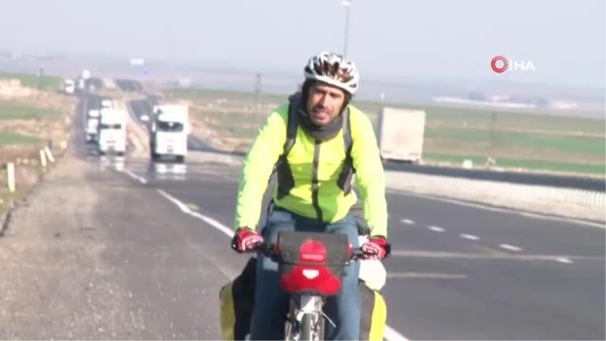 (MARDİN- Bisikleti ile 1 yıldır yollarda olan İspanyol gezgin Türkiye\'ye hayran kaldı