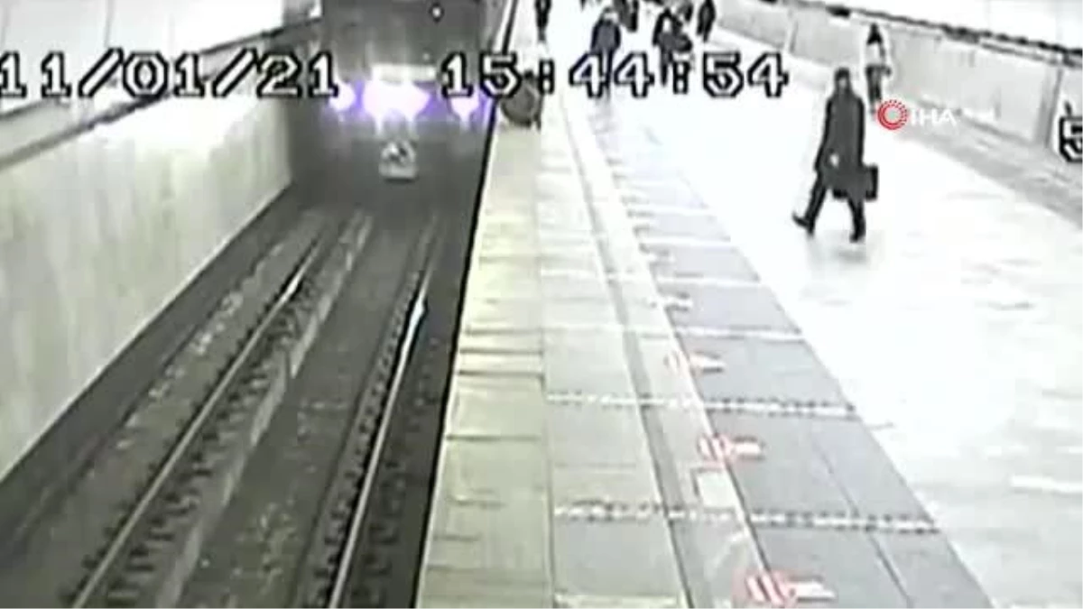 Moskova\'da metro raylarına düşen çocuk ölümden kıl payı kurtuldu