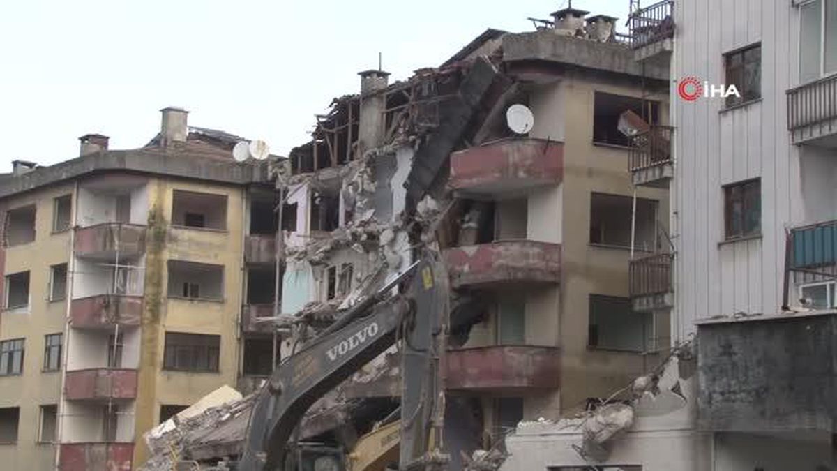 Rize'de kentsel dönüşüm çalışmaları kapsamında yıkımlar sürüyor