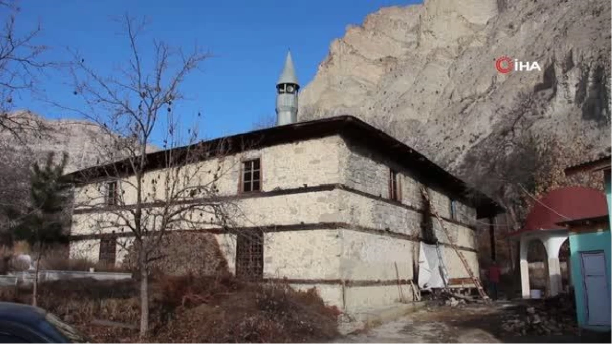 Tarihi Ahşap Camiyi kül olmaktan köylüler kurtardı