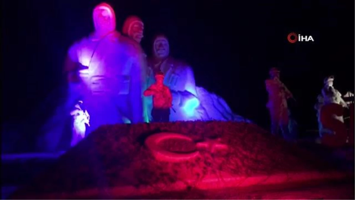 Son dakika haberi... 90 bin asker anısına yapılan kardan heykeller ışıklandırıldı