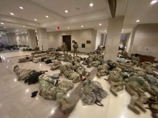 ABD'de kanlı baskın sonrası Ulusal Muhafızlar, Kongre binasında yerlerde sabahlıyor ABD'de kanlı baskın sonrası Ulusal Muhafızlar, Kongre binasında yerlerde sabahlıyor
