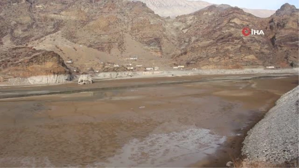 Ayvalı Barajında Sular dört kilometre çekildi