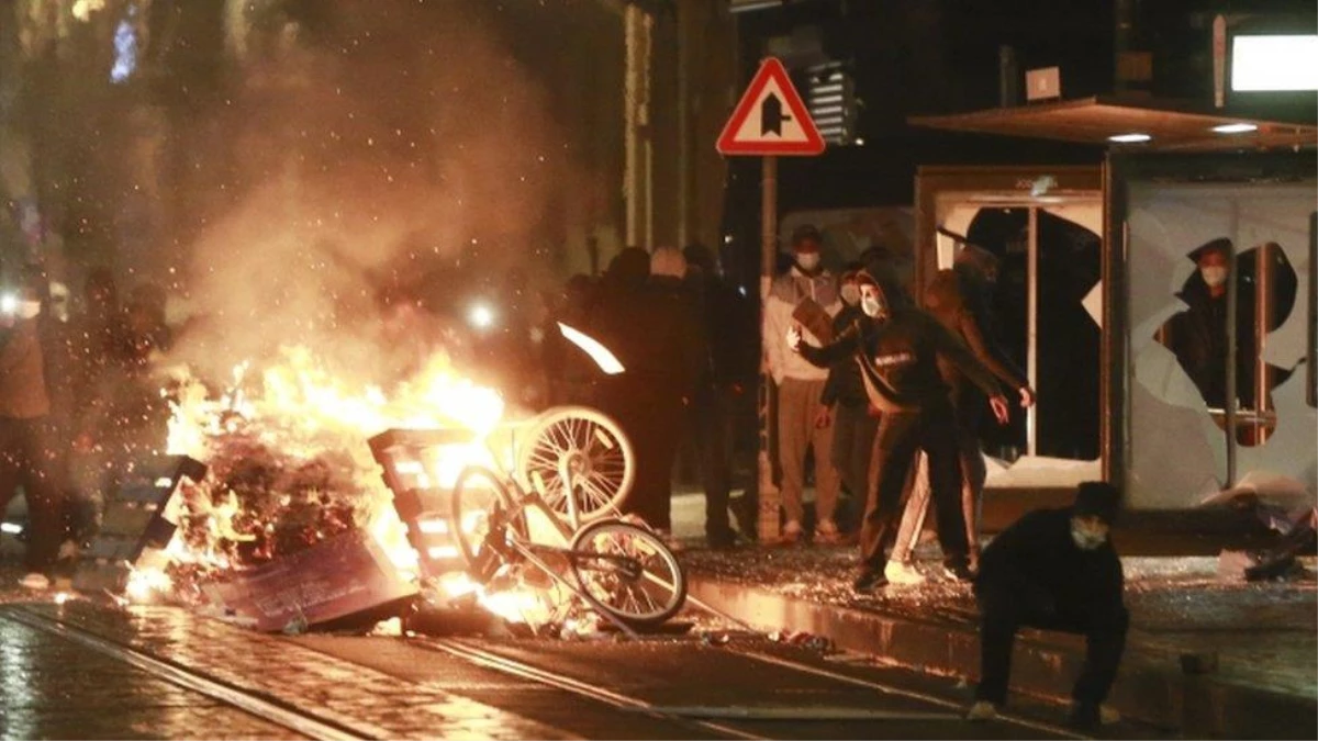 Brüksel\'de gözaltına alındıktan sonra ölen genç için düzenlenen protestoda çatışma