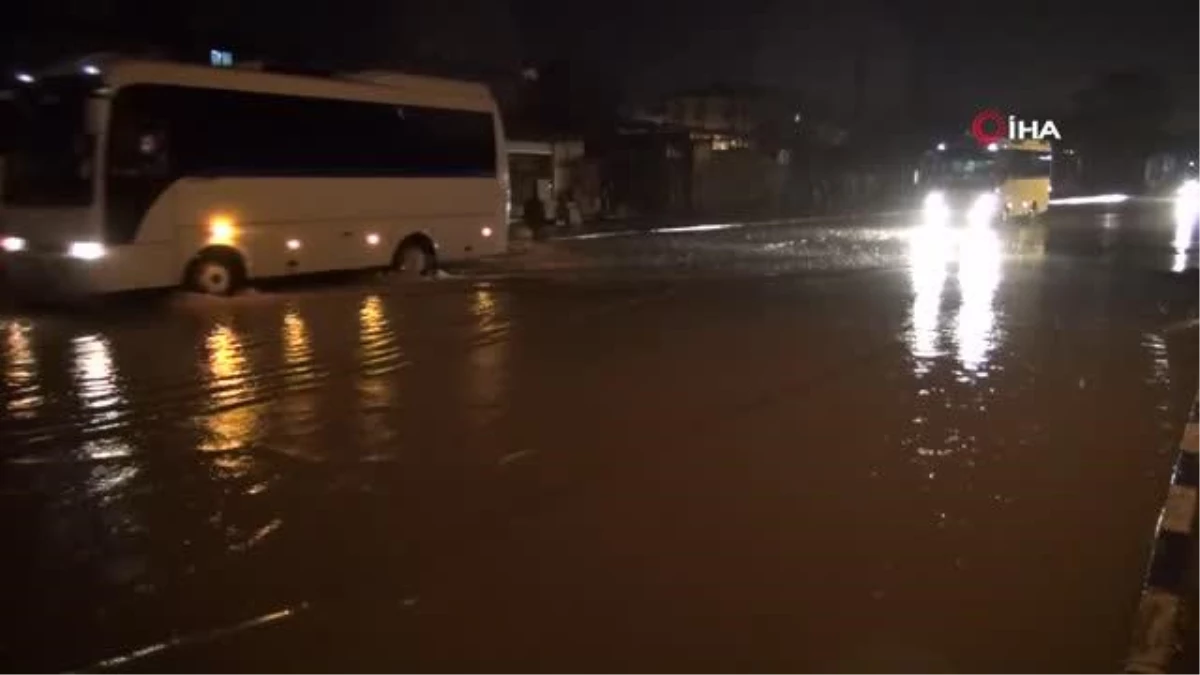 Manisa\'da sağanak yağış cadde ve sokakları göle çevirdi