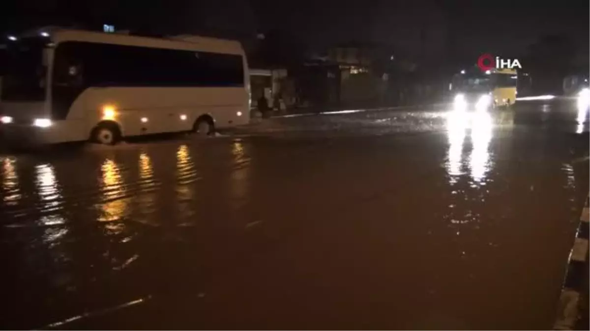 Manisa\'da sağanak yağış cadde ve sokakları göle çevirdi