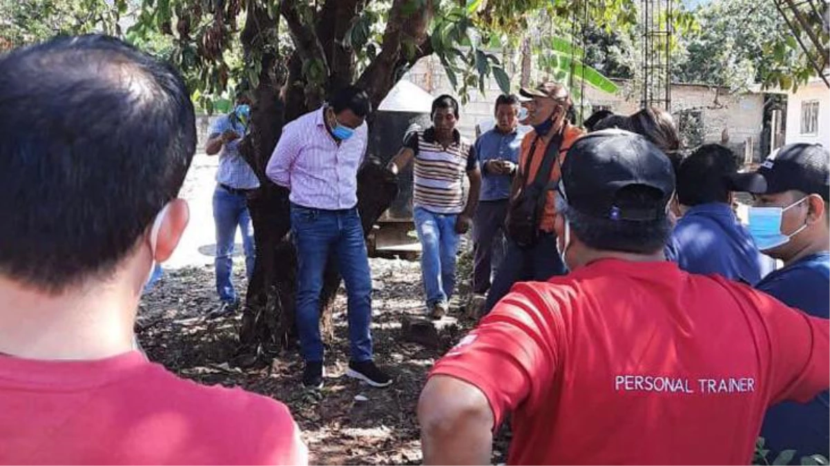 Meksika\'da kaliteli hizmet vermeyen Belediye Başkanı mahalleli tarafından ağaca bağlandı