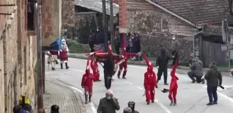 'Vevçani Karnavalı' Kovid-19 önlemlerine rağmen düzenlendi, polis gruba müdahale etti