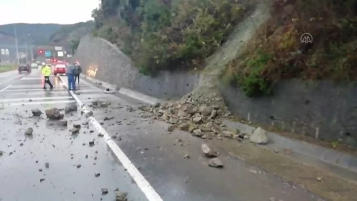 ZONGULDAK - Yola dökülen kaya parçaları nedeniyle bir otomobilde hasar oluştu