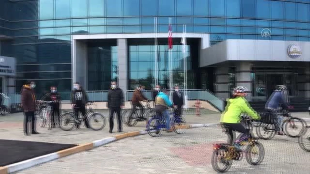 Akademisyenler ve sporcular "engelsiz üniversite" sloganıyla pedal çevirdi