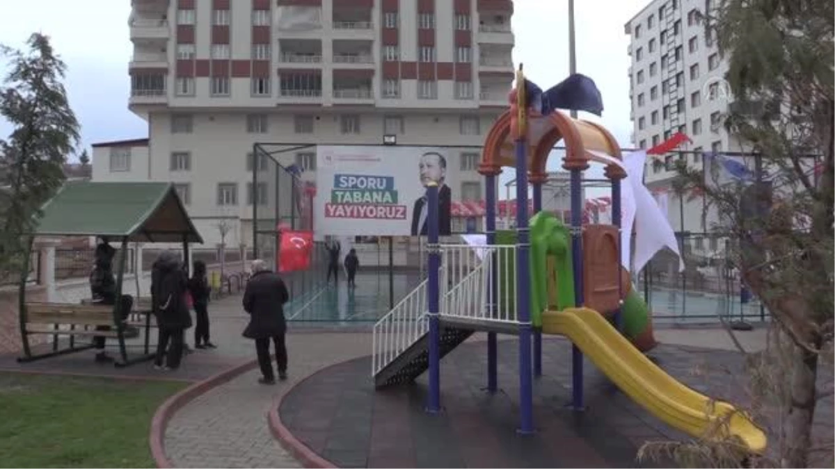 Bakan Kasapoğlu, Siirtli çocuklarla "Lastikpark" spor sahasında voleybol oynadı