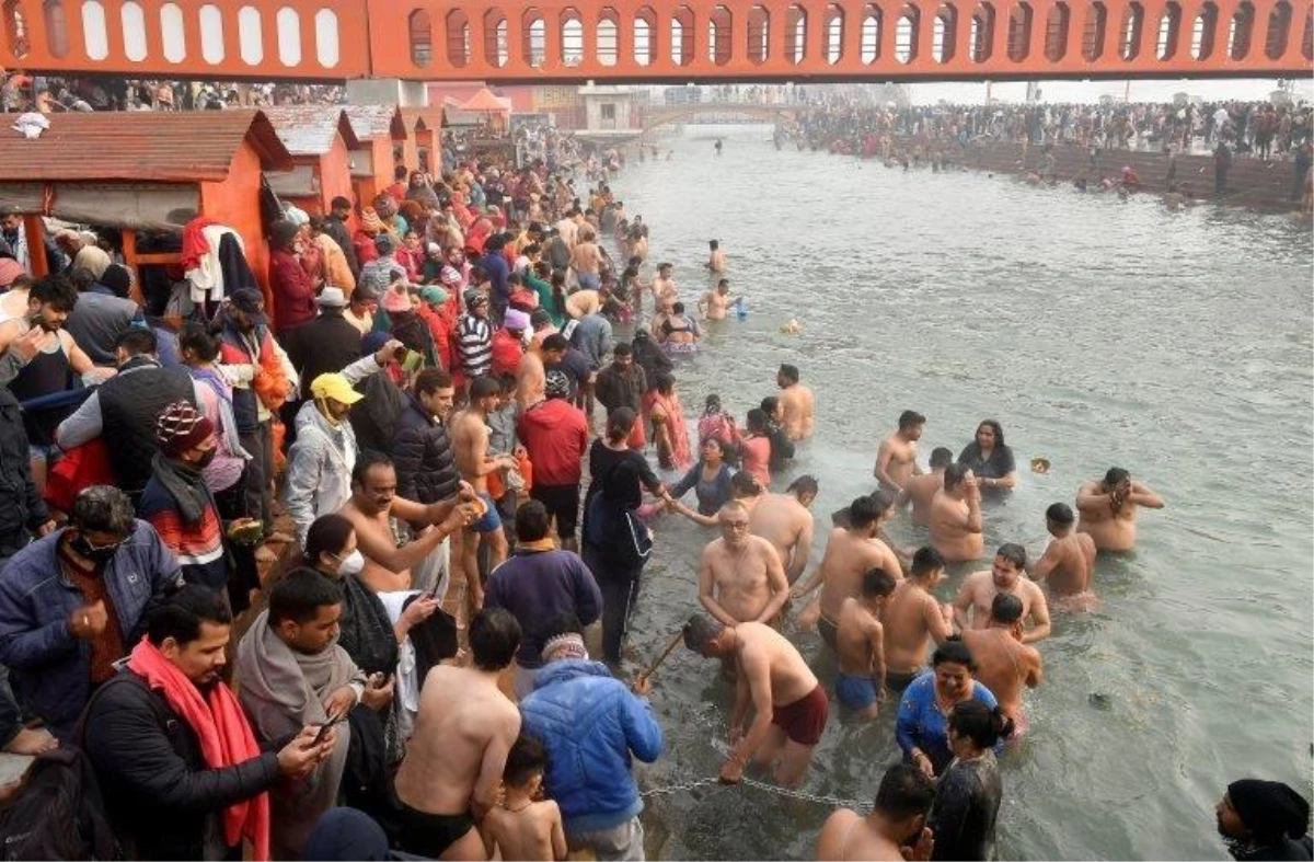 Covid: Çoğu maskesiz yüz binlerce Hindu, kutsal gördükleri Ganj Nehri\'nde toplandı