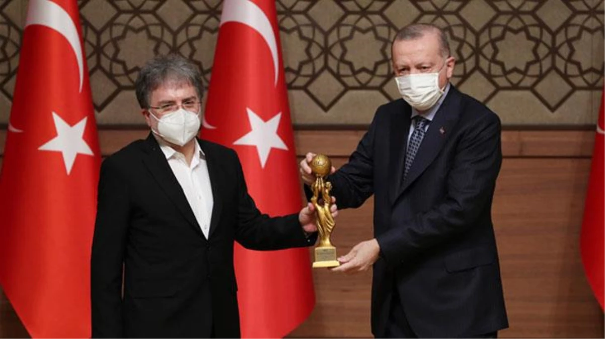 Cumhurbaşkanı Erdoğan\'ın elinden ödül alan Ahmet Hakan sosyal medyada gündem oldu