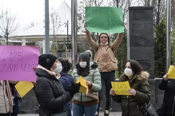 Esenyurt Belediyesi önünde davullu zurnalı kreş zammı eylemi Esenyurt Belediyesi önünde davullu zurnalı kreş zammı eylemi