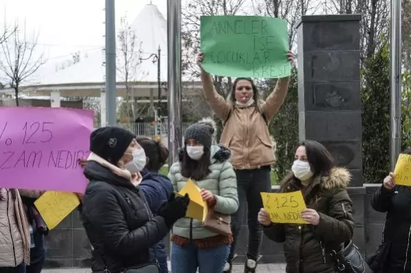 Esenyurt Belediyesi önünde davullu zurnalı kreş zammı eylemi Esenyurt Belediyesi önünde davullu zurnalı kreş zammı eylemi