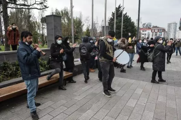 Esenyurt Belediyesi önünde davullu zurnalı kreş zammı eylemi Esenyurt Belediyesi önünde davullu zurnalı kreş zammı eylemi