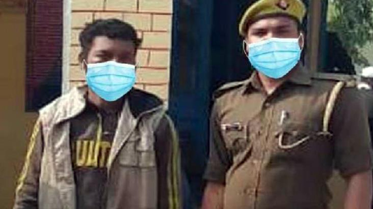 Hint polisi, maskesiz gözaltı fotoğrafına fotoşopla maske ekleyince alay konusu oldu