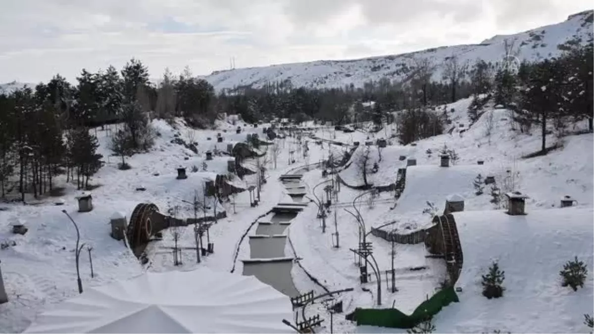 "Hobbit Evleri" kış güzelliğine büründü