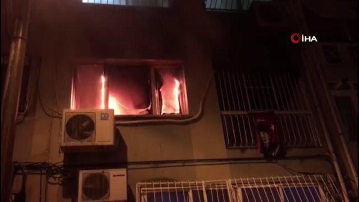 Son dakika haberi: İzmir\'de ev yangınında mahsur kalan anne ve kızı kurtarıldı