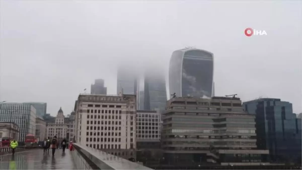 Londra'da çadırdan aşı merkezleri kuruldu