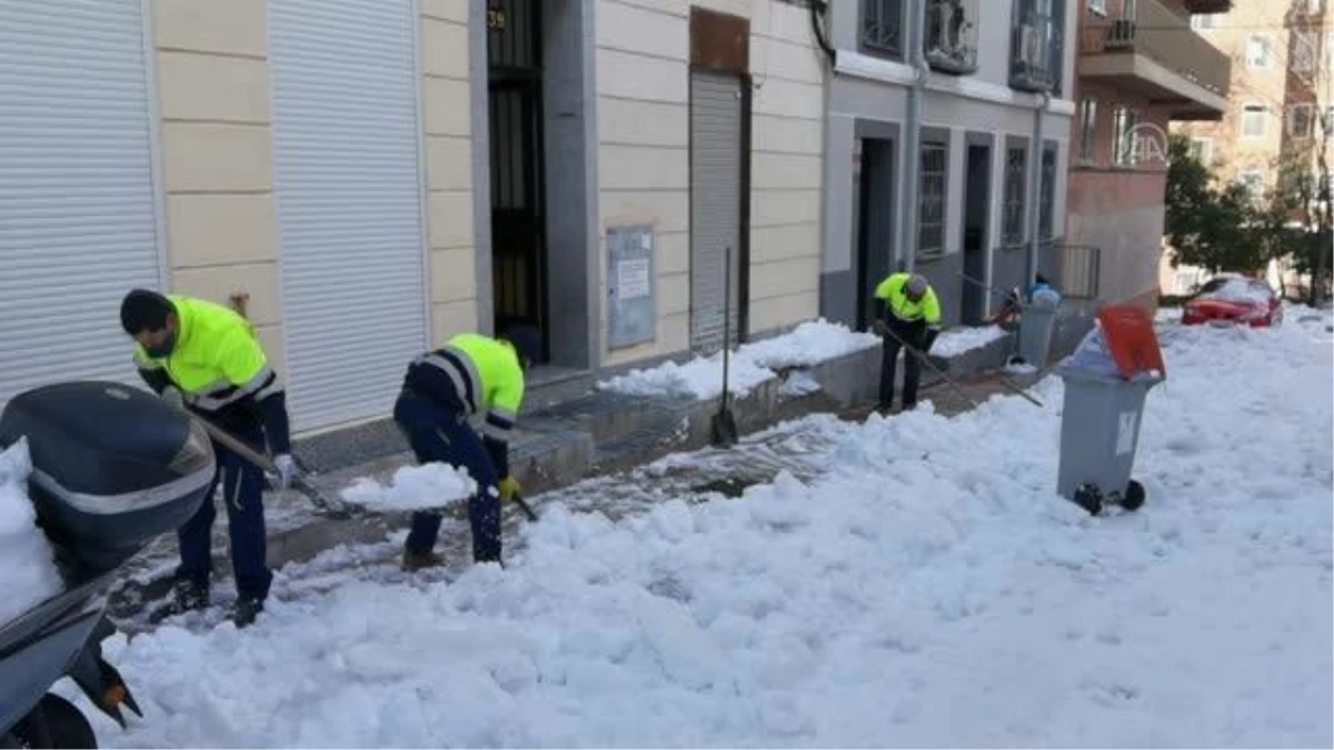 Kar yağışı nedeniyle 1,4 milyar avro zarar oluştuğunu duyuran Madrid Belediyesi "afet bölgesi" ilanı istedi