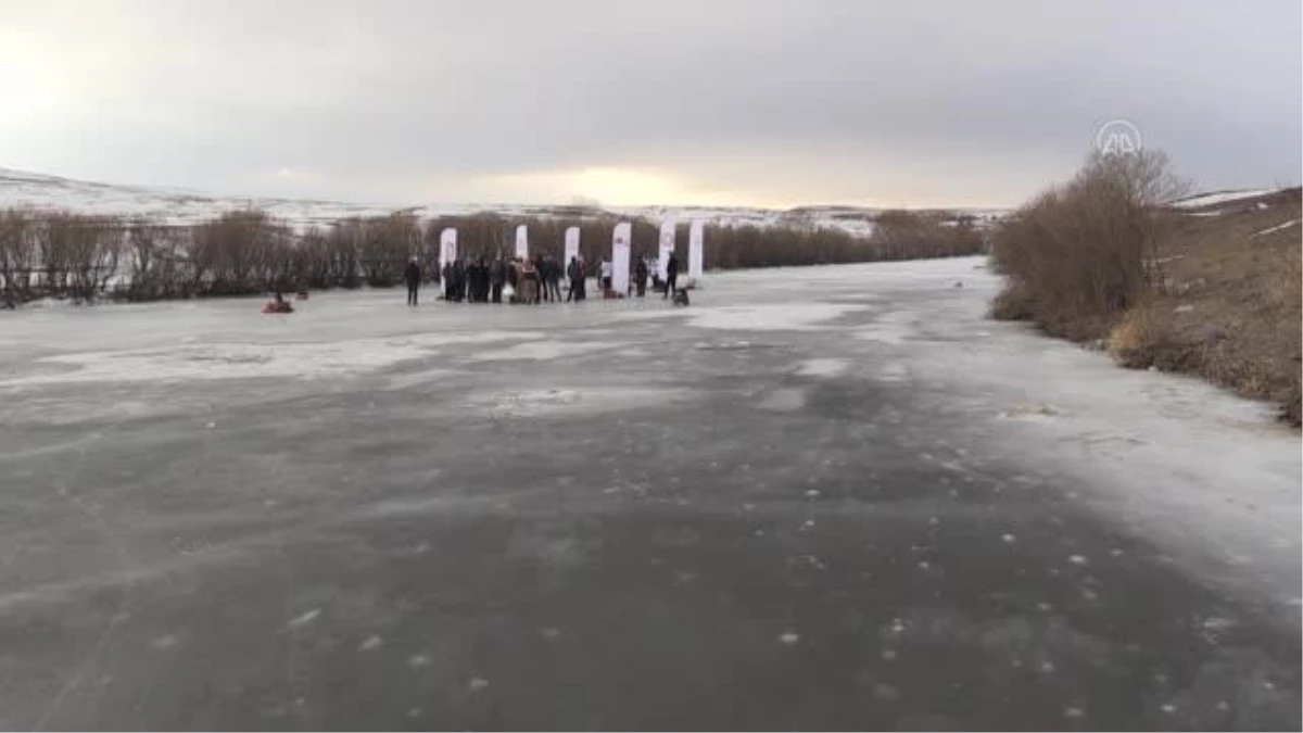 Milli curlingciler köy çocuklarının "Kars Çayı\'nda curling keyfi"ne ortak oldu