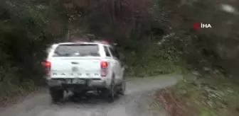 Ormanlık alanda gece kaybolan iki genç donmamak için brandanın altında sabahladı