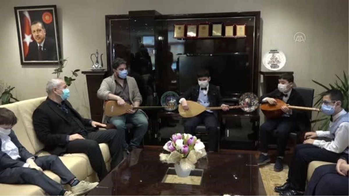 Suriyeli görme engelli kardeşler bağlama eşliğinde "Türkiyem" şarkısını seslendirdi