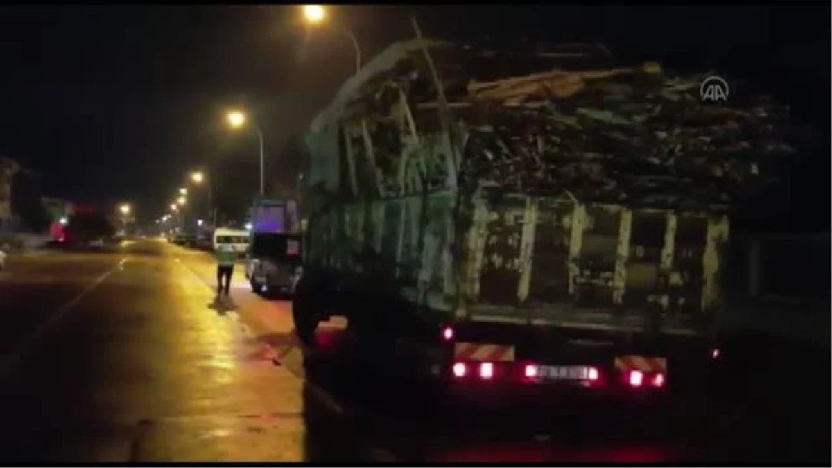 Tahtaları yola saçarak ilerleyen kamyonun sürücüsüne ceza kesildi