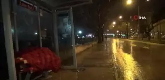 Yeni yıla bank üstünde yatarak girmişti... Polis ekipleri sahip çıktı