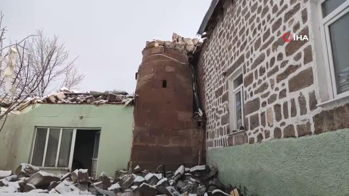 Yıldırım düşen camideki hasar gün ağarınca ortaya çıktı