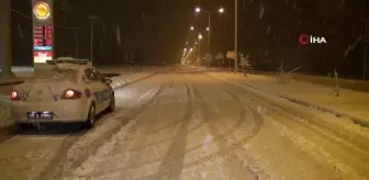 Yoğun kar nedeniyle kapanan yolda 8 Araç mahsur kaldı