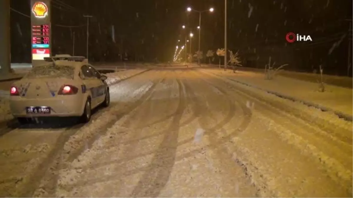Yoğun kar nedeniyle kapanan yolda 8 Araç mahsur kaldı