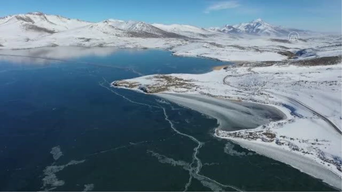 Yüzeyi buz tutan Balık Gölü\'nde mangal keyfi yaptılar