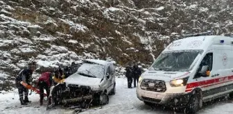 Antalya'da otobüsle hafif ticari araç çarpıştı: 2 ölü, 3'ü ağır 5 yaralı